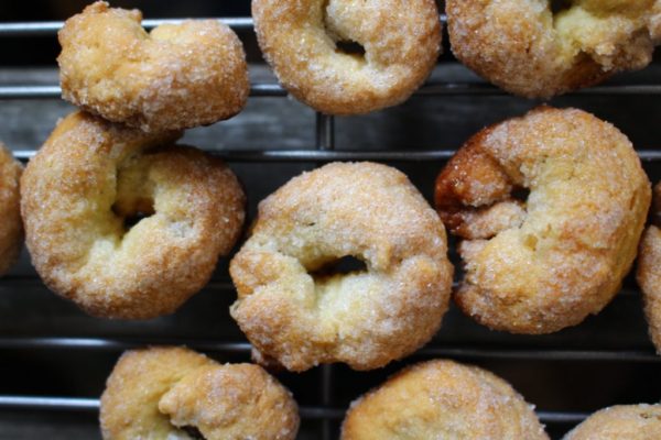 Crunchy ring shaped cookies made with wine and covered in sugar