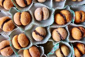 How to make easy Italian Peaches Cookies filled with pastry cream and chocolate. Le Pesche Dolci